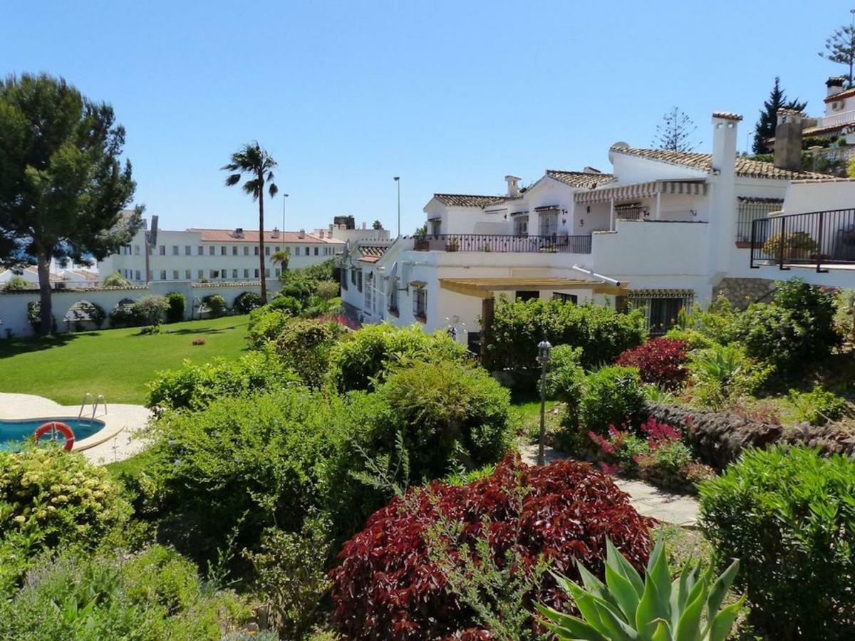 Oceanside Oasis: Beachfront With Pool And Sea Views Benalmadena