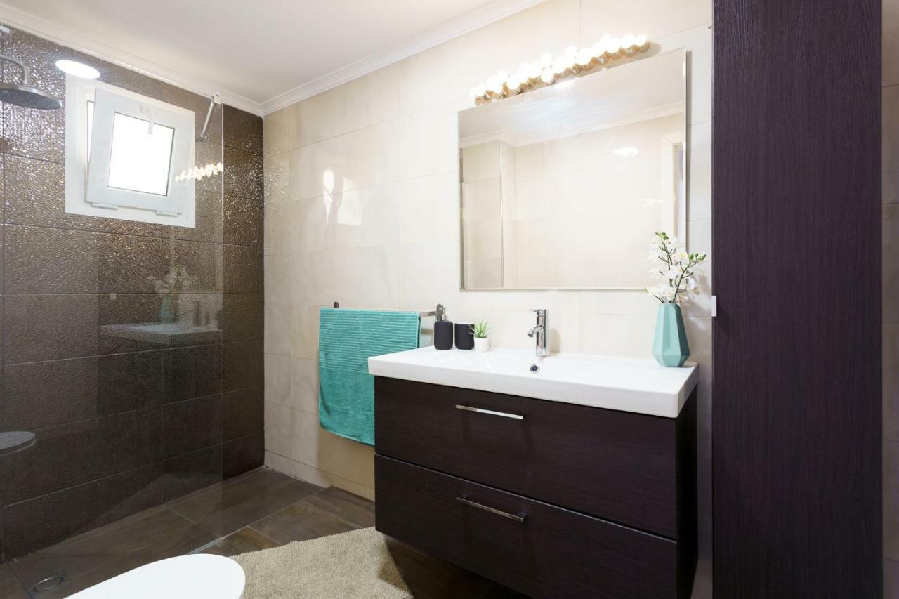 Spacious Beachfront Flat With Sea Views And Private Indoor Parking