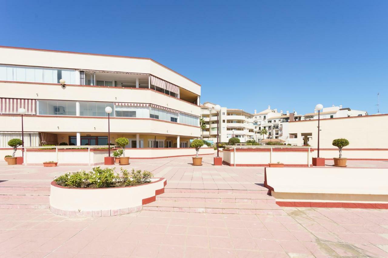 Spacious Beachfront Flat With Sea Views And Private Indoor Parking Apartamento