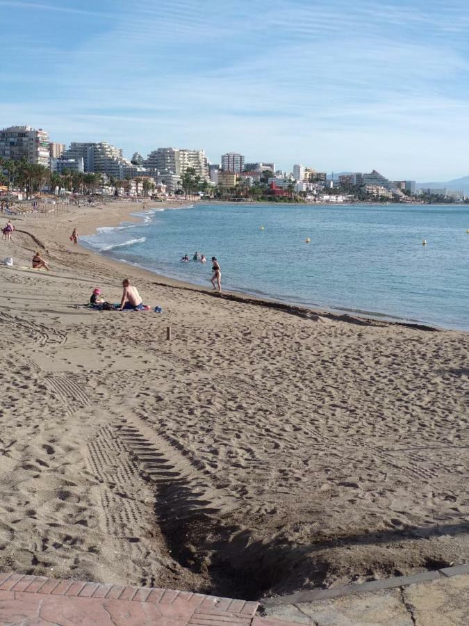 Ana Junto A La Playa