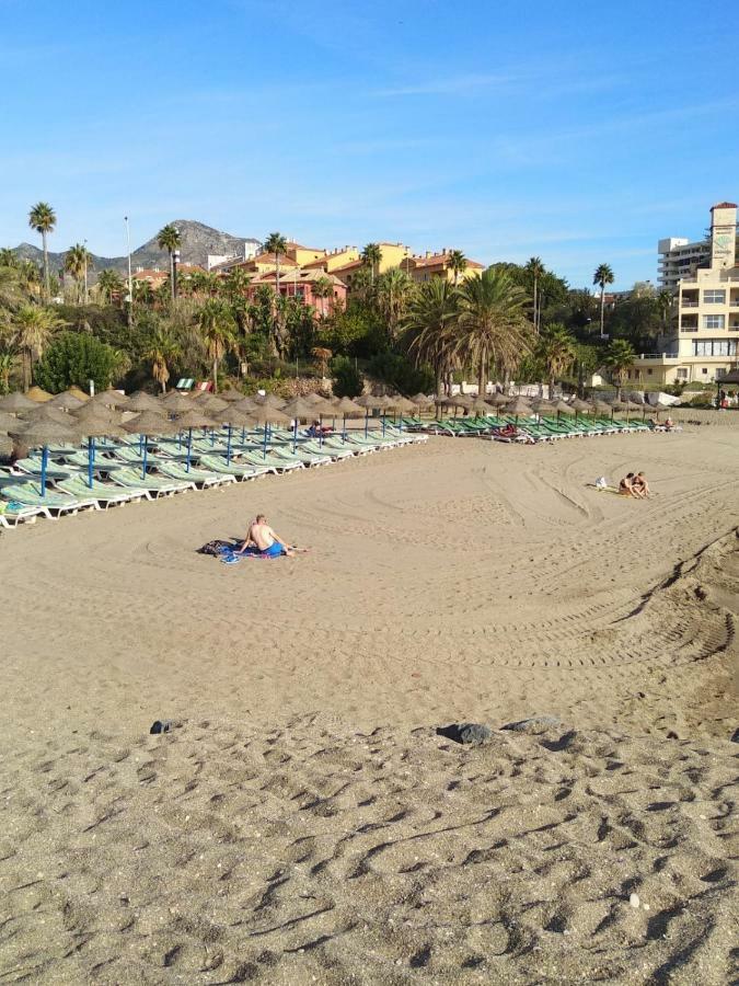 Ana Junto A La Playa *