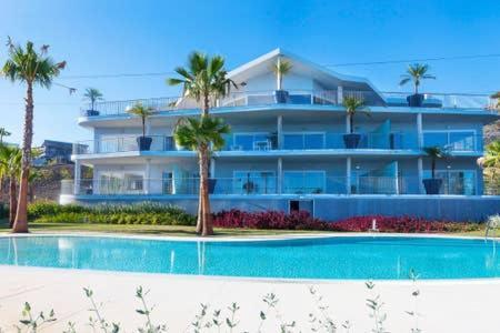 Luxury Penthouse With Jacuzzi And Seaviews *