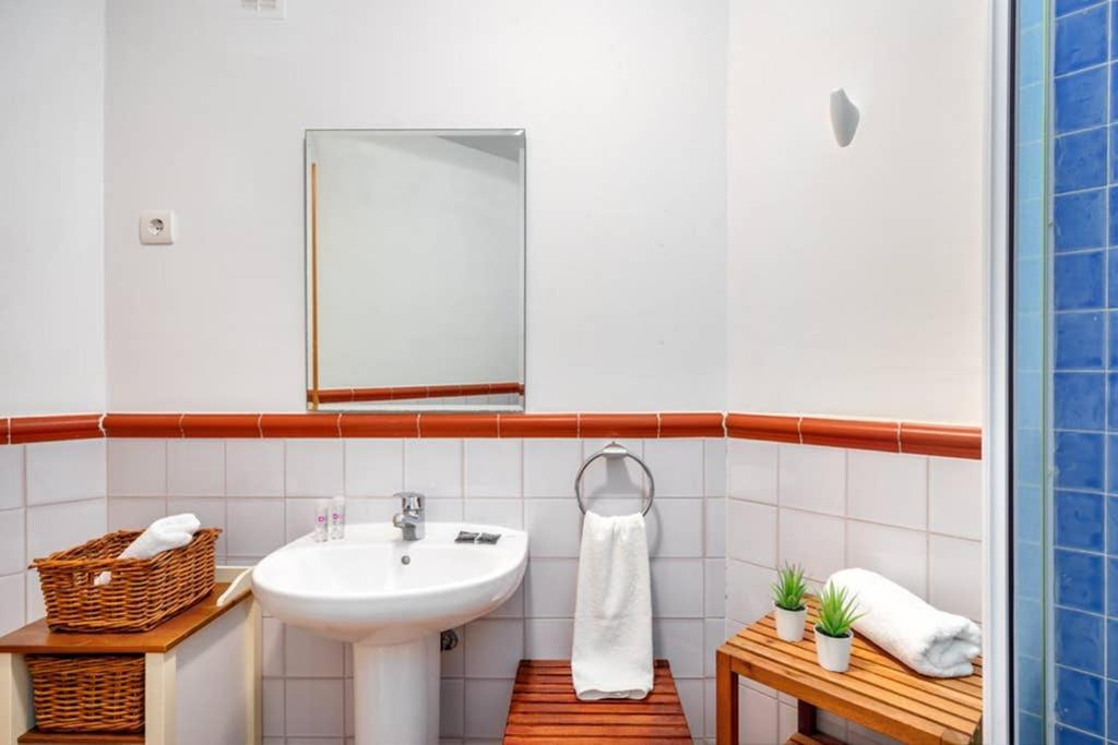 Apartment Lovely Seaview In El Higueron By Costarentals - Ref 106