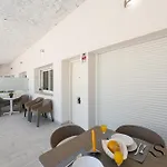 Top Location, 50M From The Beach And Resaurants