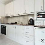 Great Location, Sea View, 2 Bedroom, Steps From The Beach