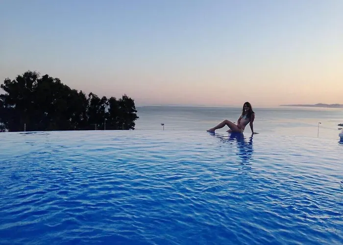 Sunny House At The Beach Infinity Pool Shared