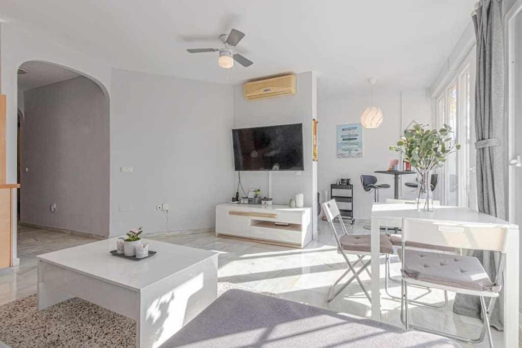 797holidayrentals- En Torremuelle Con Terraza Y Piscina Apartment Benalmadena