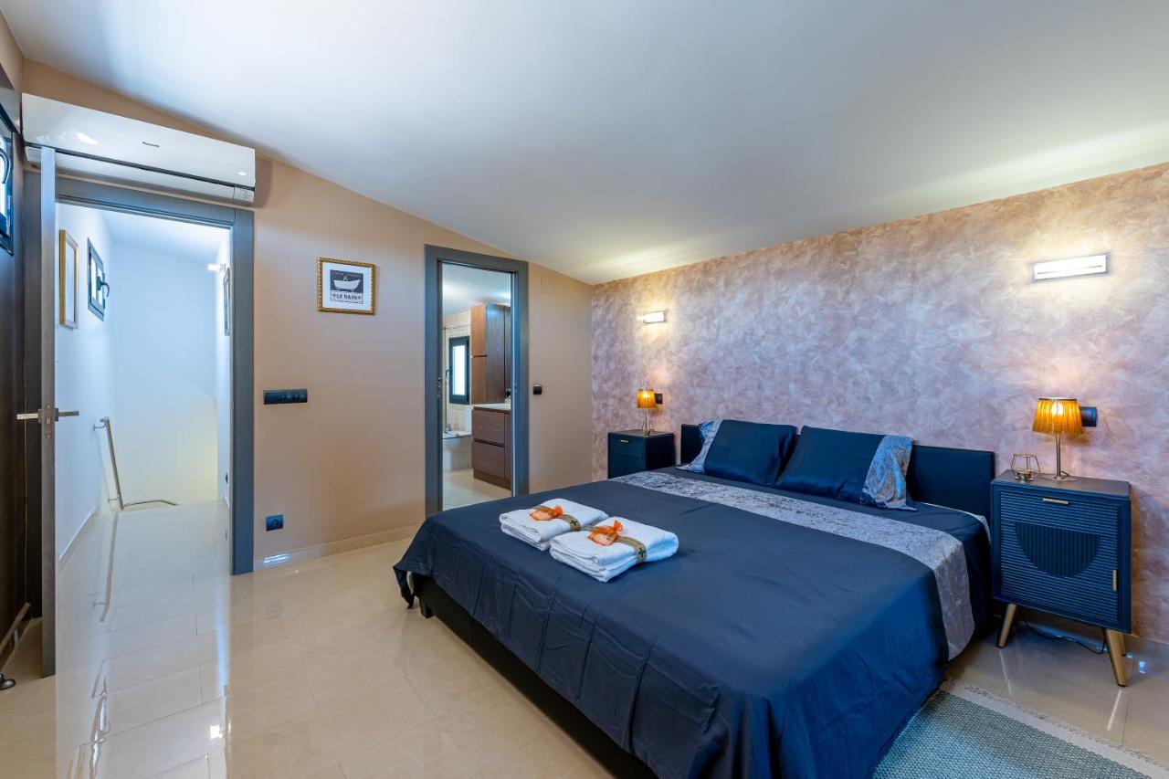 797 Holiday - Modern With Pool In Puerto Marina For 12