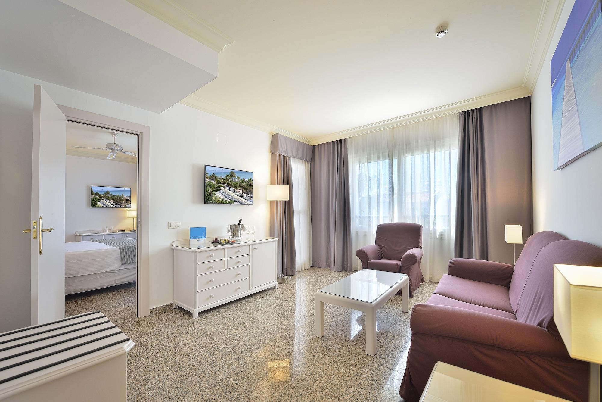 Mac Puerto Marina Hotel