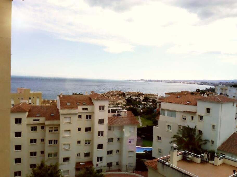With Sea And Mountain Views En Piso Compartido 1 O 2 Personas * Benalmádena