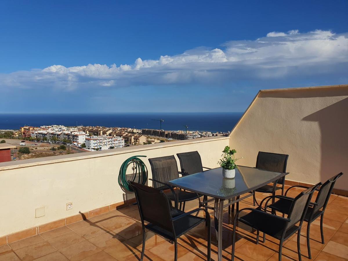 Apartment Cubo's Benalvistas Urban Love & 2 Free Parking *