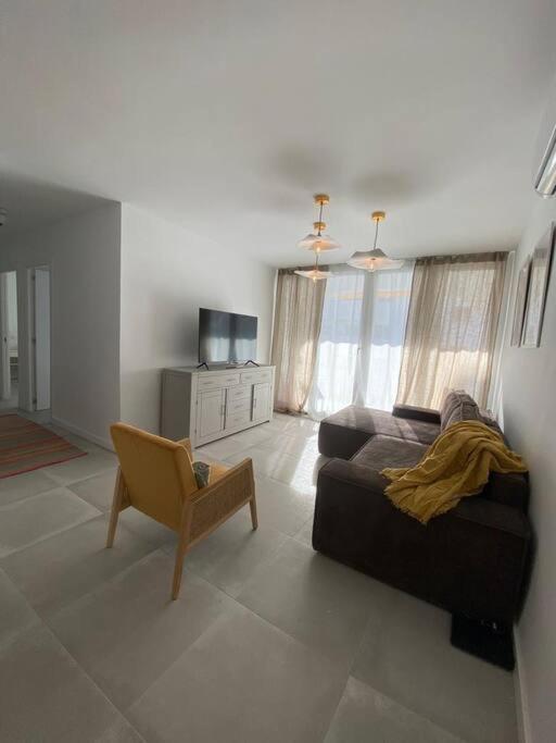 Stylish Seaside 3 Bed With Terrace + Sea View Apartment *