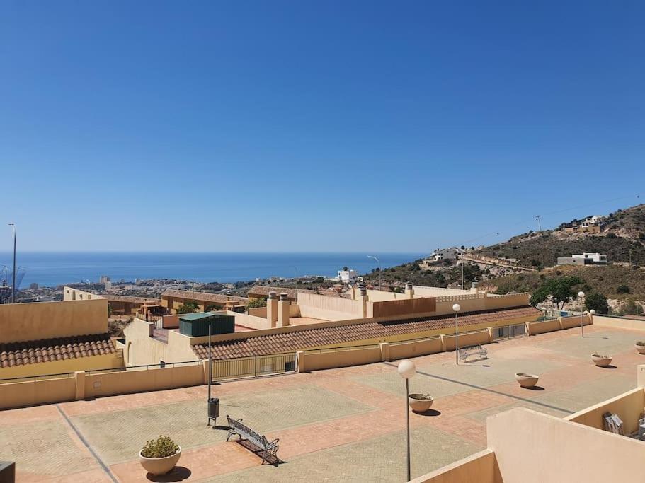 2 En Apartment *