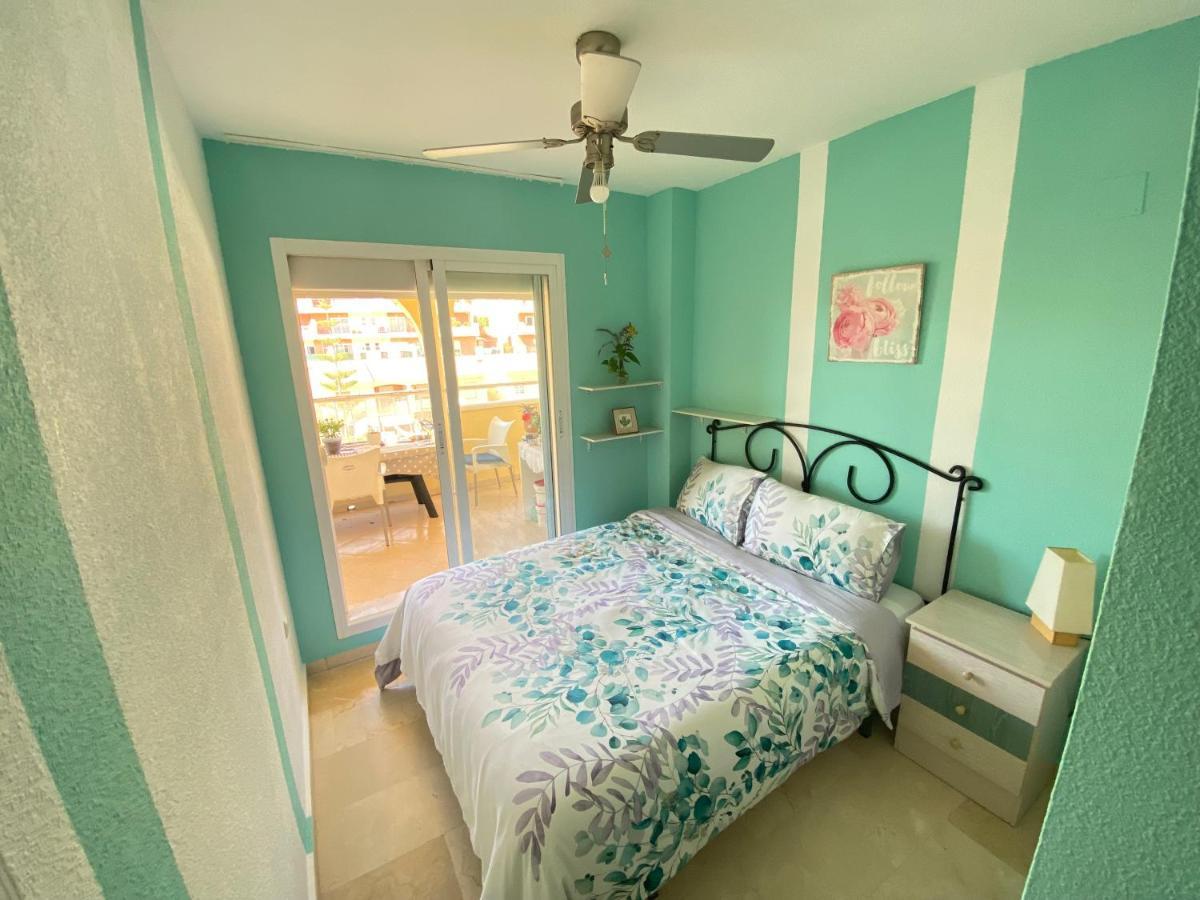 With Sea And Mountain Views En Piso Compartido 1 O 2 Personas * Benalmadena