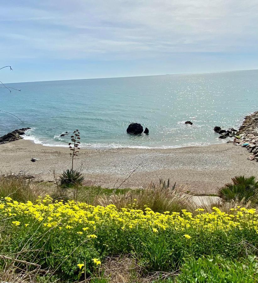 With Sea And Mountain Views En Piso Compartido 1 O 2 Personas Bed & Breakfast Benalmadena