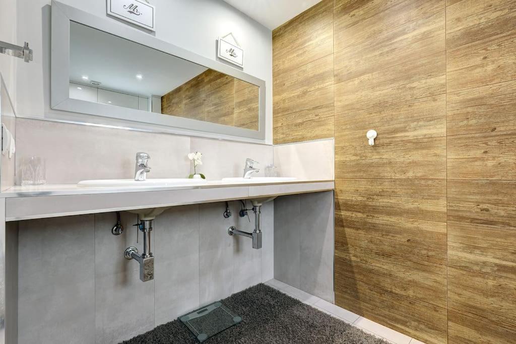 3 Bedroom Semi Detached With Stunning Views! *
