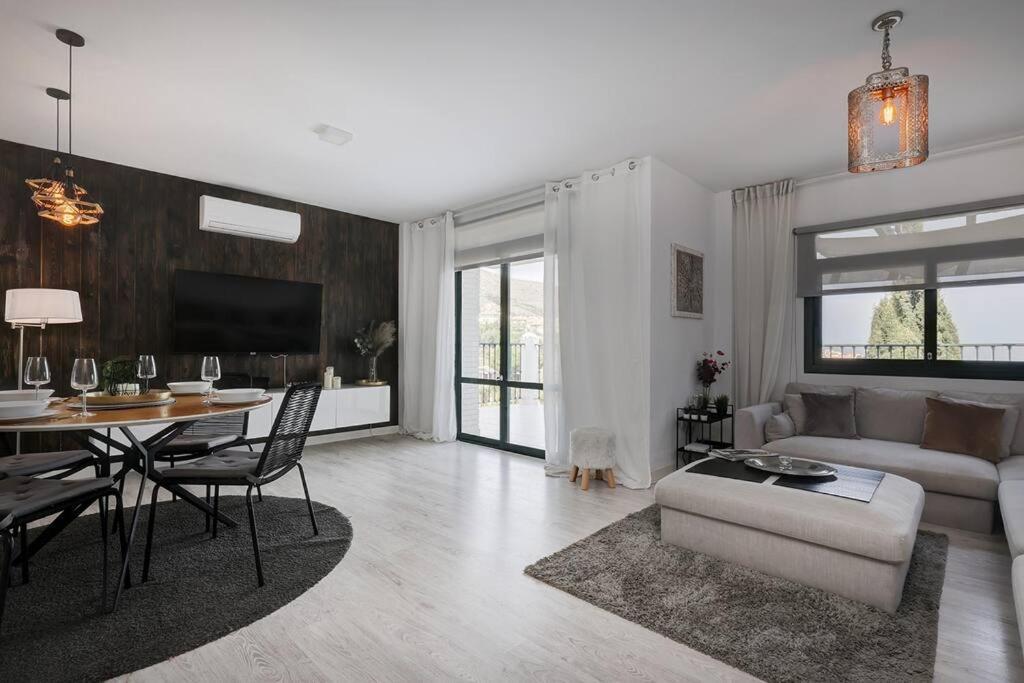 3 Bedroom Semi Detached With Stunning Views! Apartment *