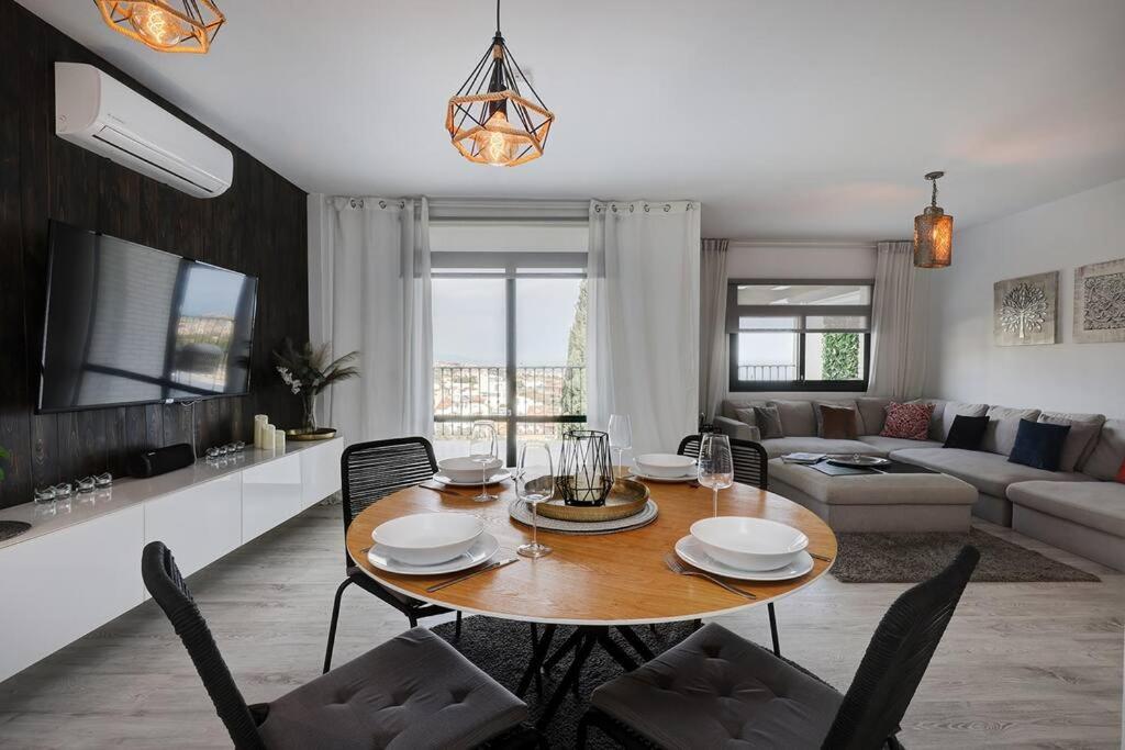 Apartment 3 Bedroom Semi Detached With Stunning Views! *
