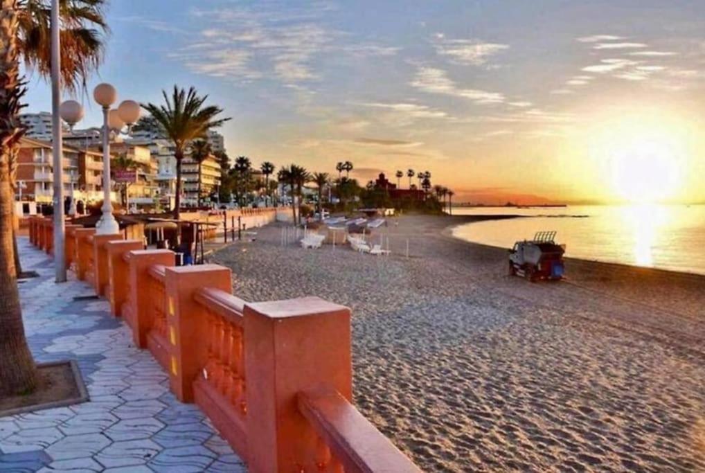Benalbeach. 1º Linea De Playa. Apartment *