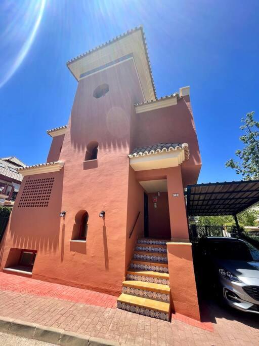 Family In Private Urbanisation With Large Community Pool *