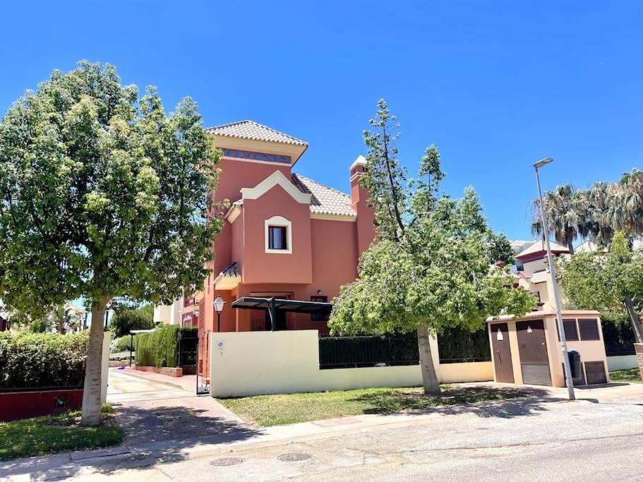 Family In Private Urbanisation With Large Community Pool Villa