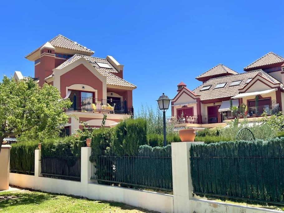 Family In Private Urbanisation With Large Community Pool *