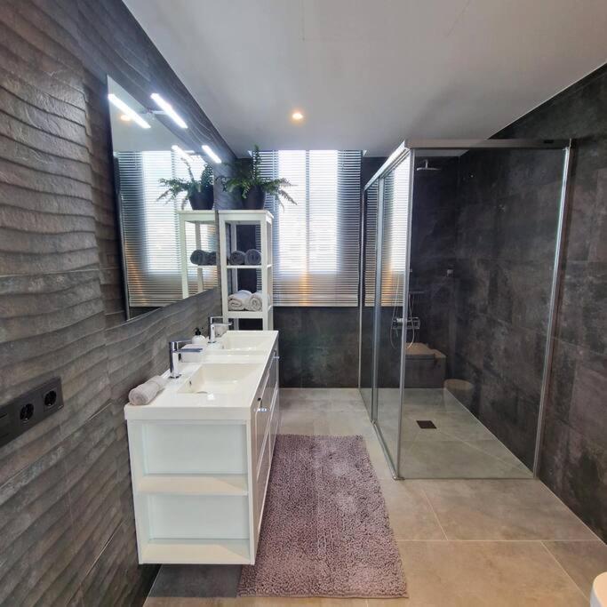 Villa Stunning In With Amazing Views, Pool And Large Gym