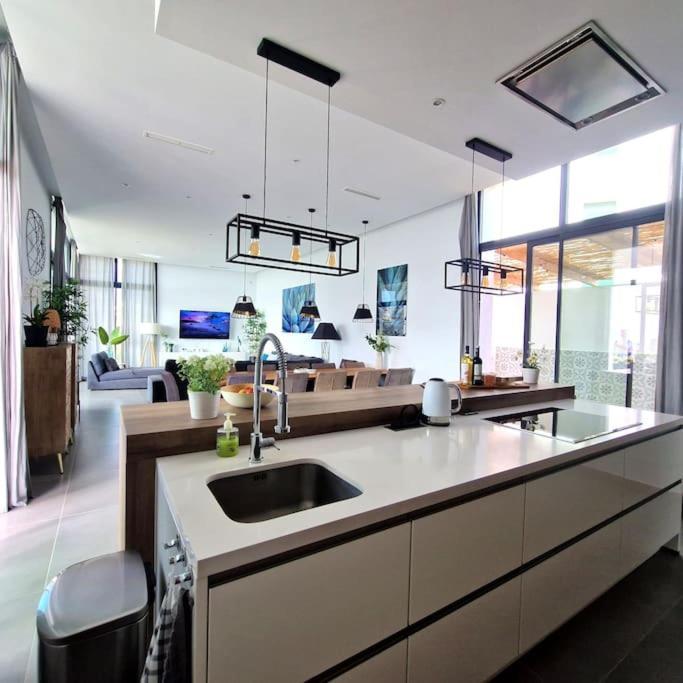 Stunning In With Amazing Views, Pool And Large Gym Villa *