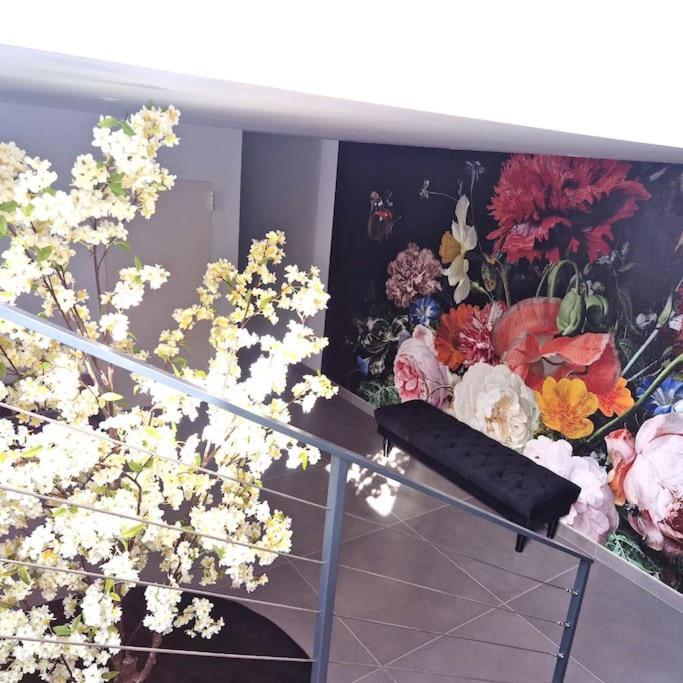 Stunning In With Amazing Views, Pool And Large Gym *