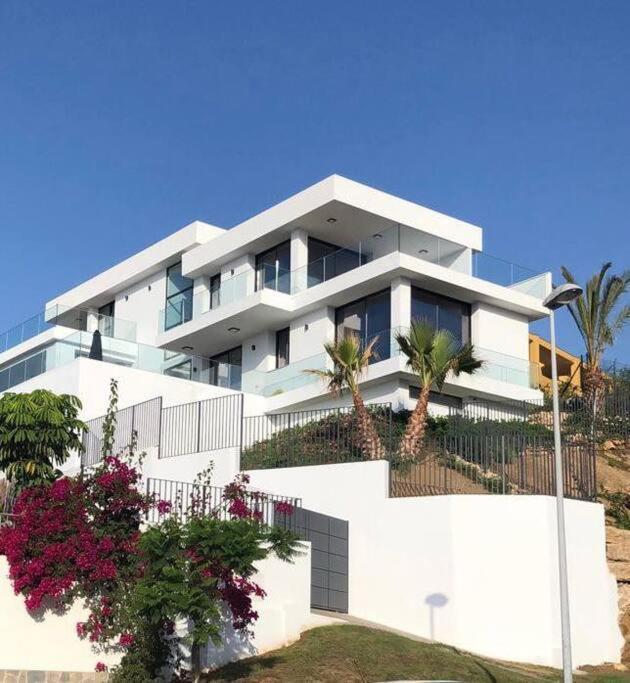 Stunning In With Amazing Views, Pool And Large Gym Villa