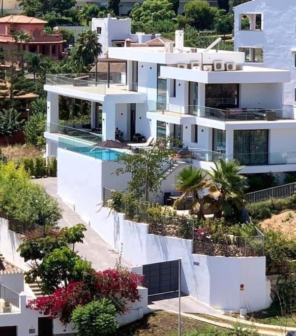 Villa Stunning In With Amazing Views, Pool And Large Gym