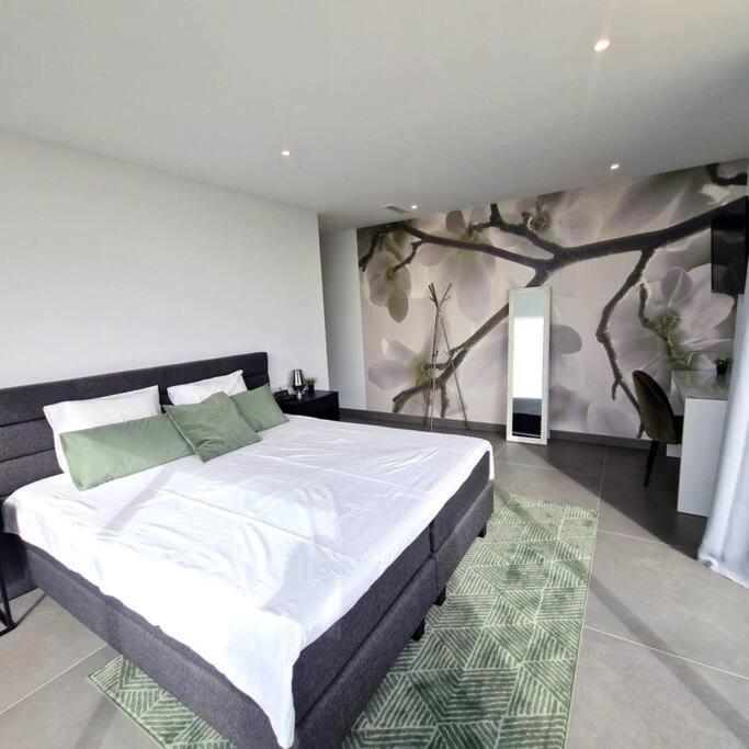 Stunning In With Amazing Views, Pool And Large Gym *