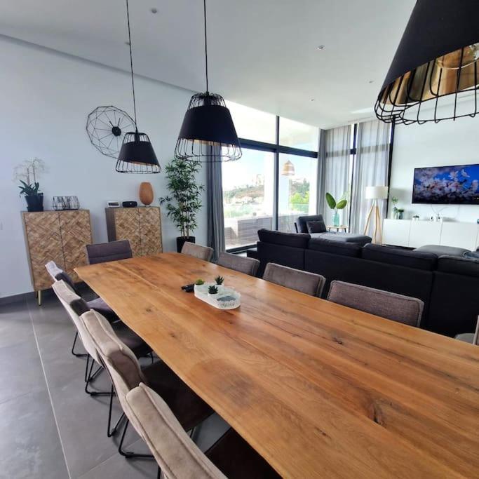 Villa Stunning In With Amazing Views, Pool And Large Gym *