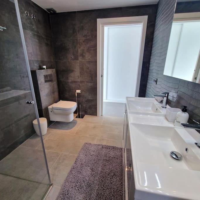 Stunning In With Amazing Views, Pool And Large Gym Villa *