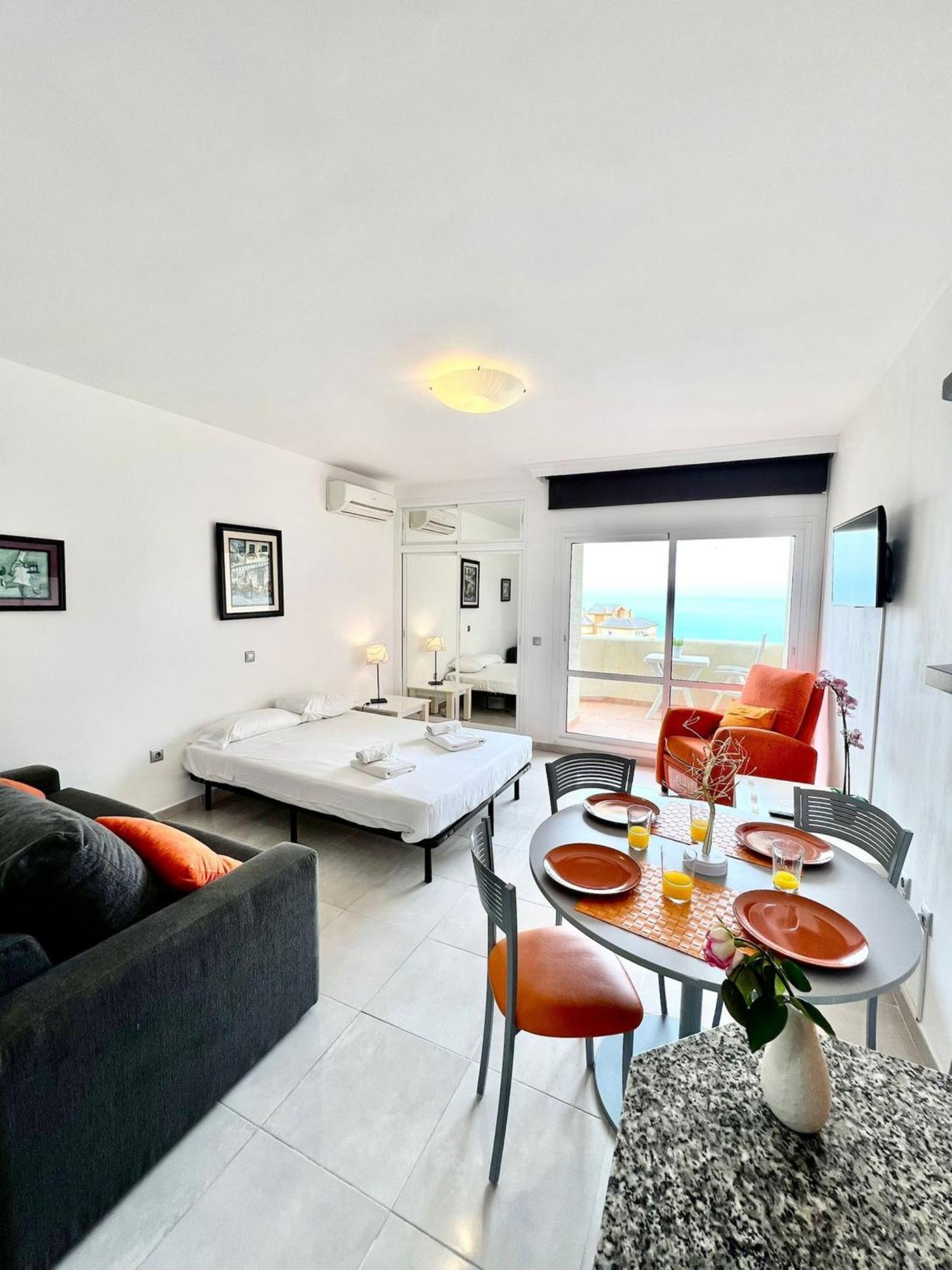 Apartment Spacious In Benalbeach With Sea Views *