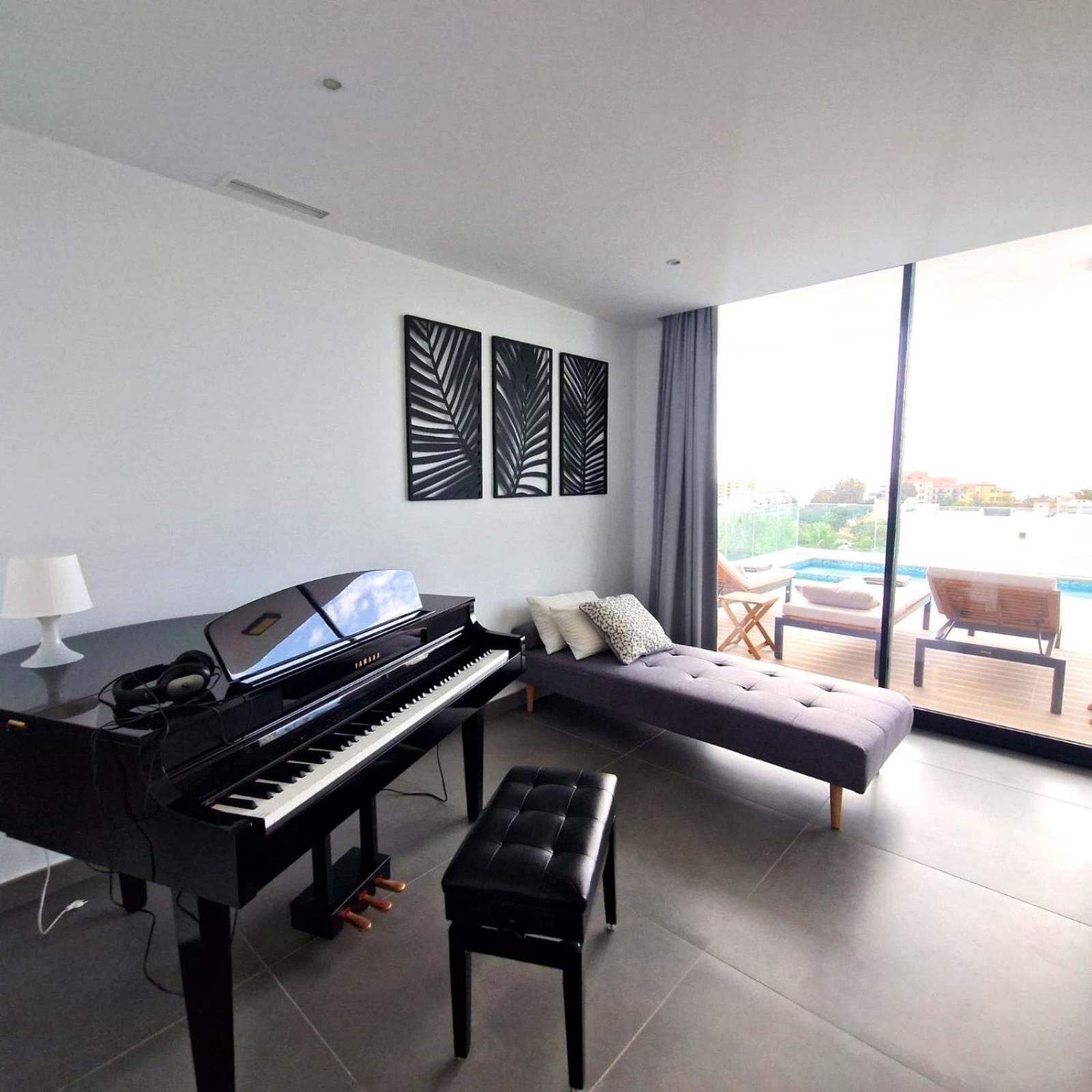 Stunning In With Amazing Views, Pool And Large Gym