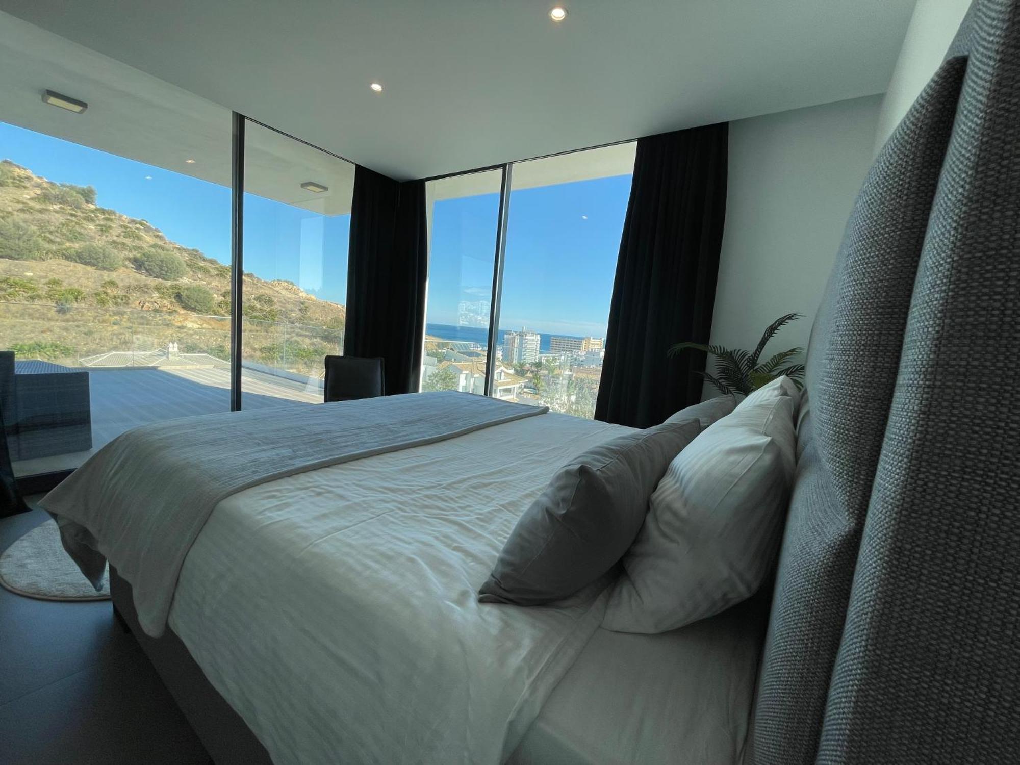 Stunning In With Amazing Views, Pool And Large Gym Villa