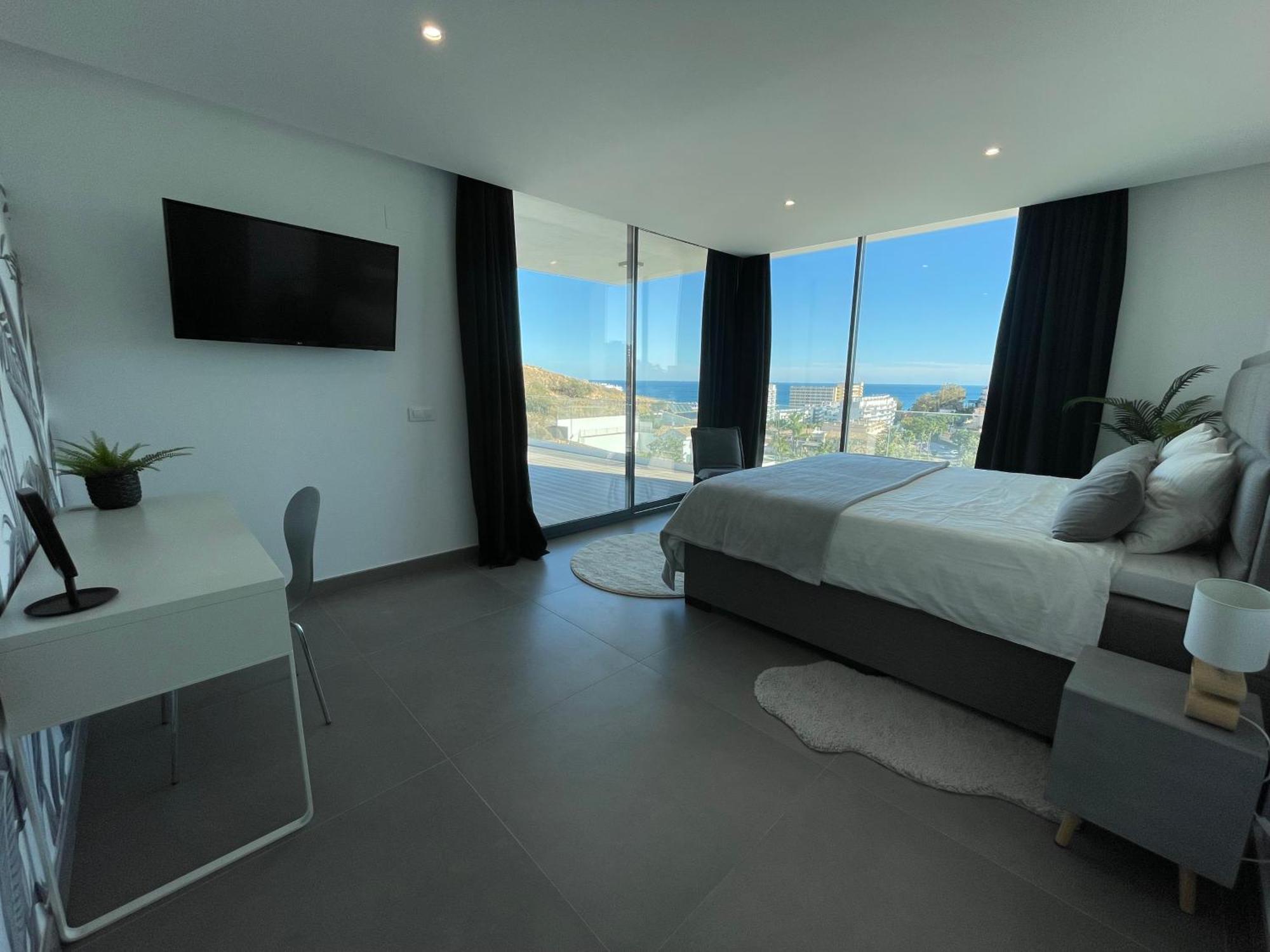Stunning In With Amazing Views, Pool And Large Gym Villa *