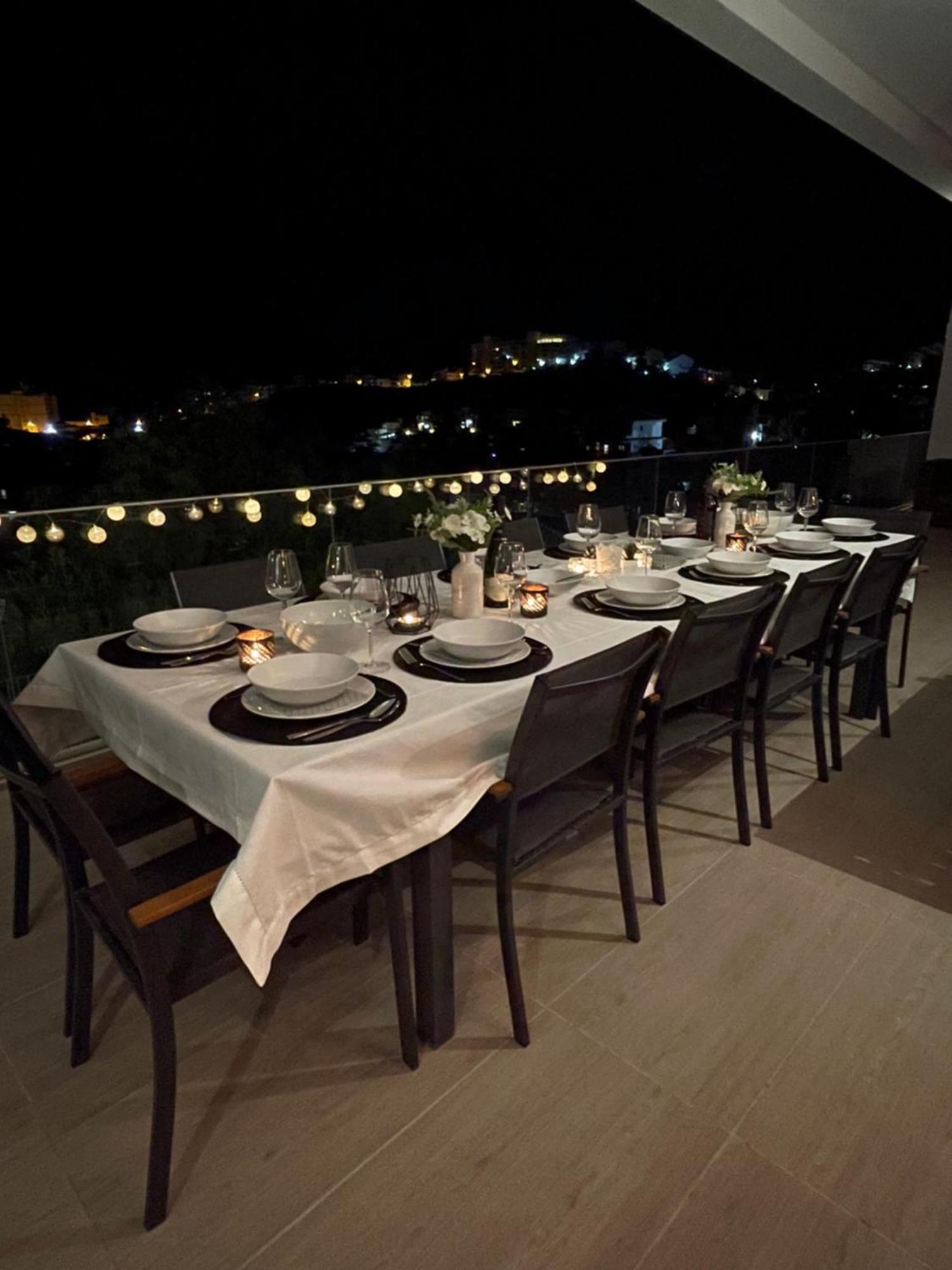 Stunning In With Amazing Views, Pool And Large Gym