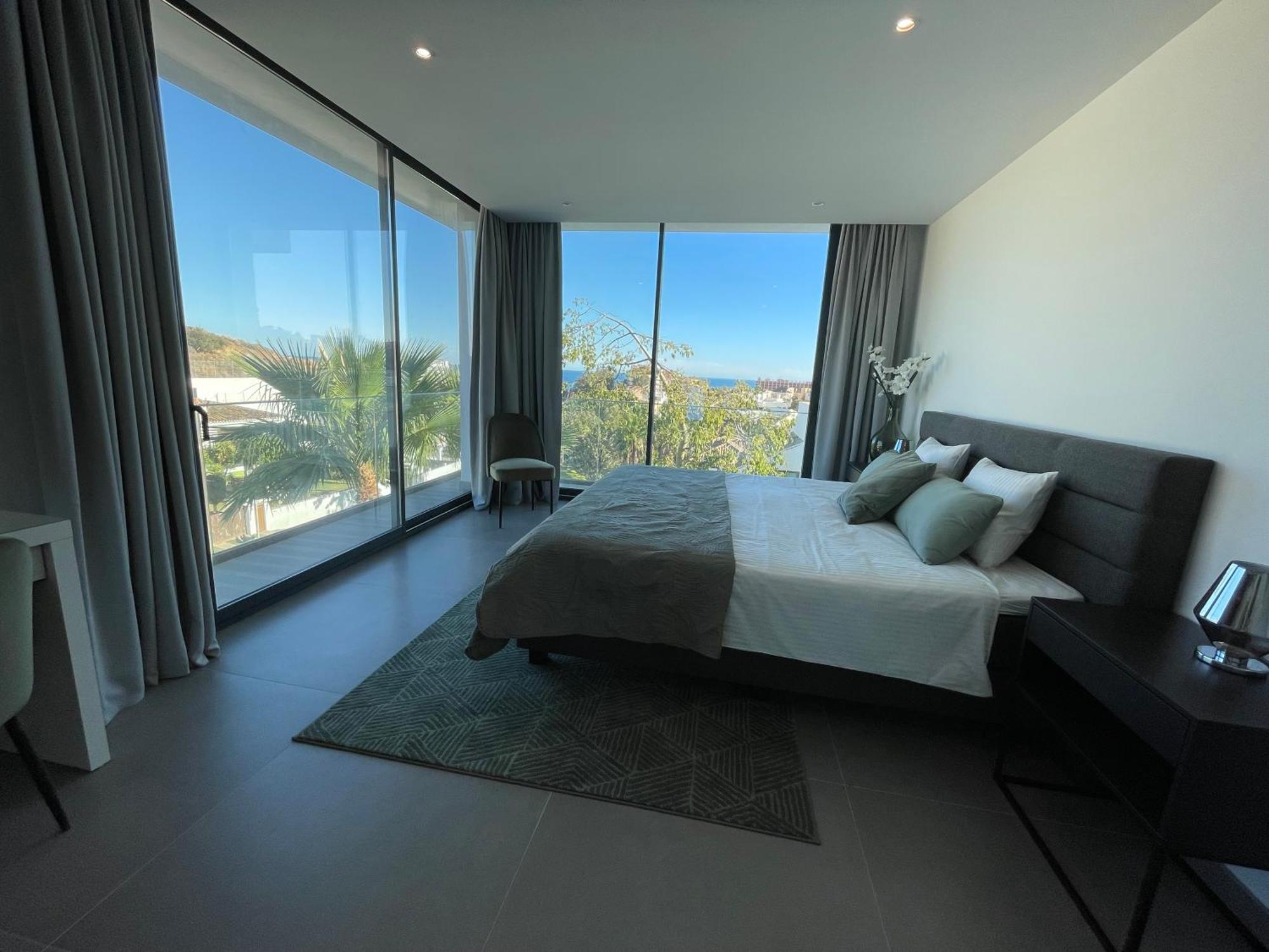 Stunning In With Amazing Views, Pool And Large Gym Benalmadena