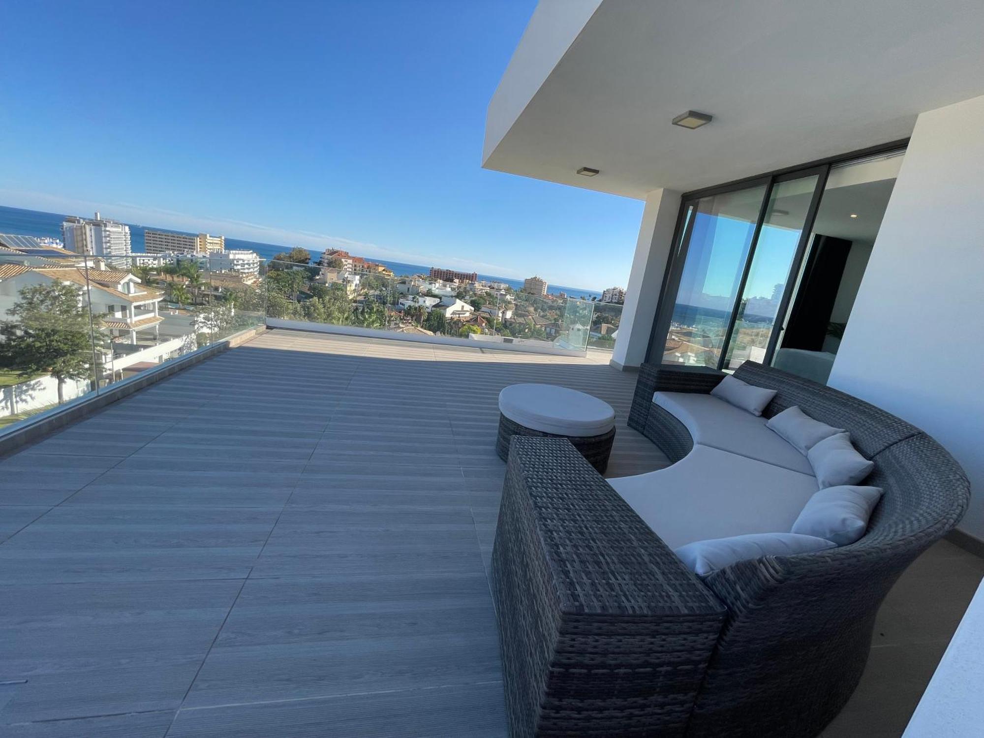 Stunning In With Amazing Views, Pool And Large Gym Villa
