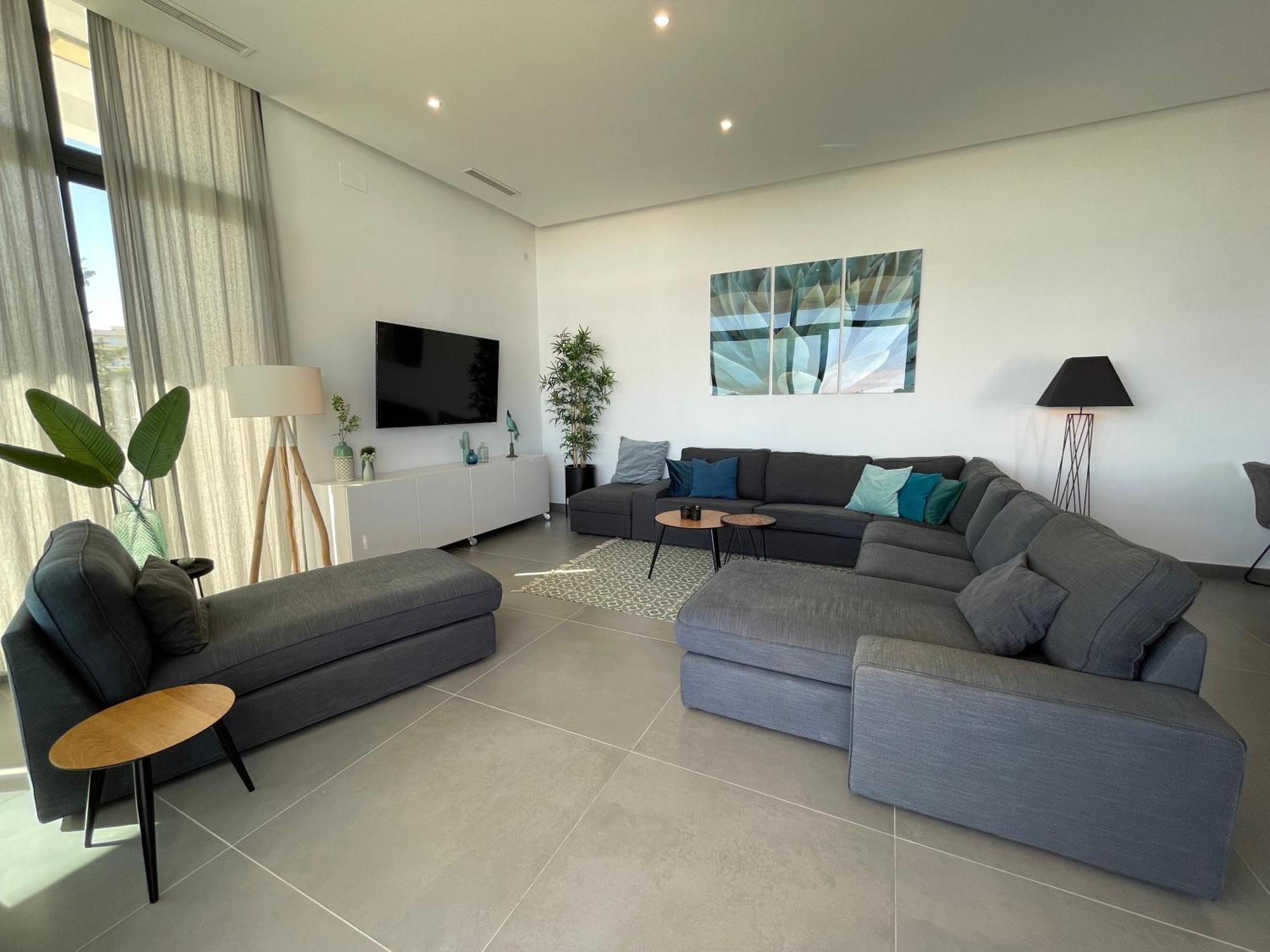 Stunning In With Amazing Views, Pool And Large Gym Villa *