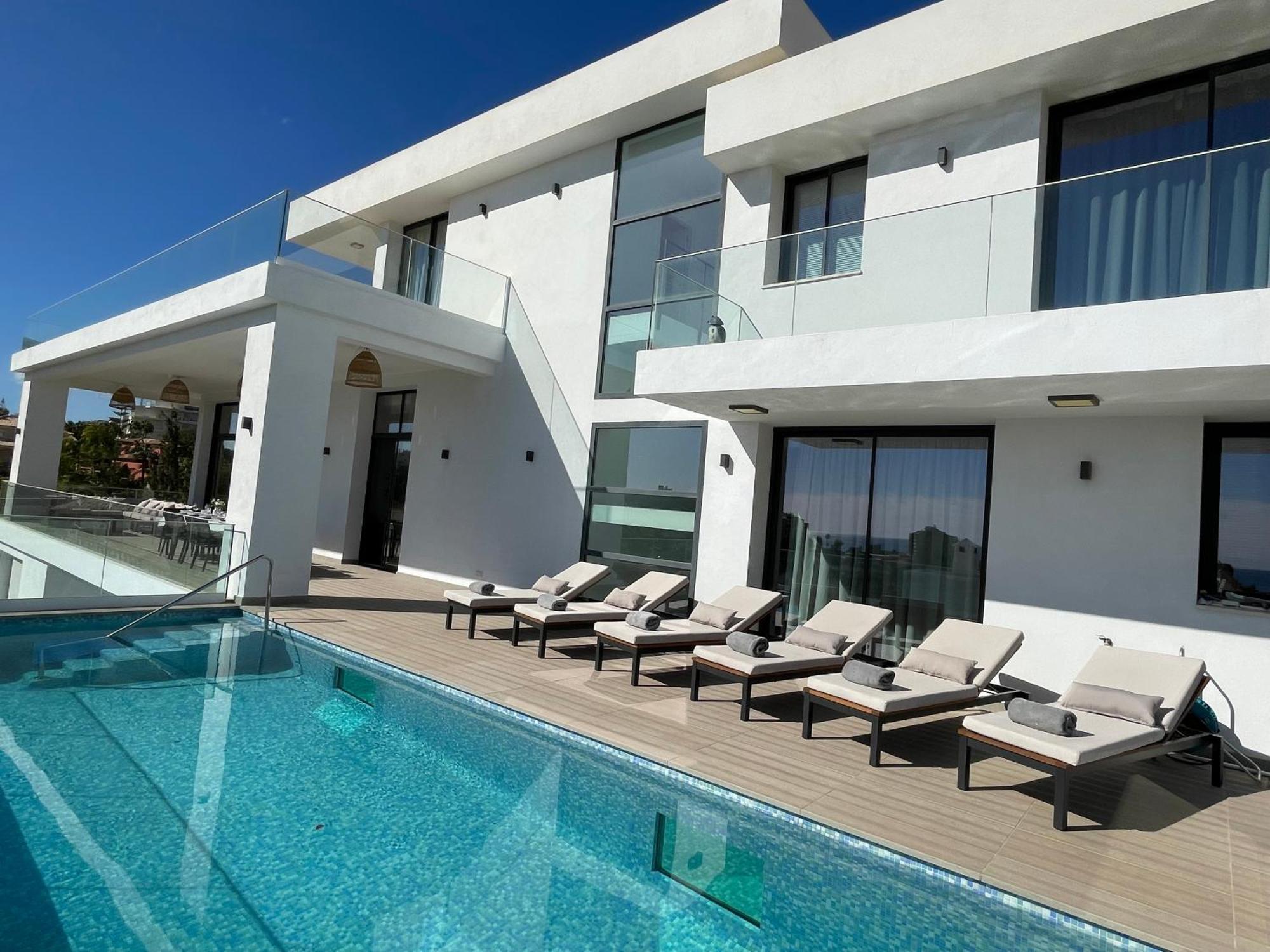Villa Stunning In With Amazing Views, Pool And Large Gym