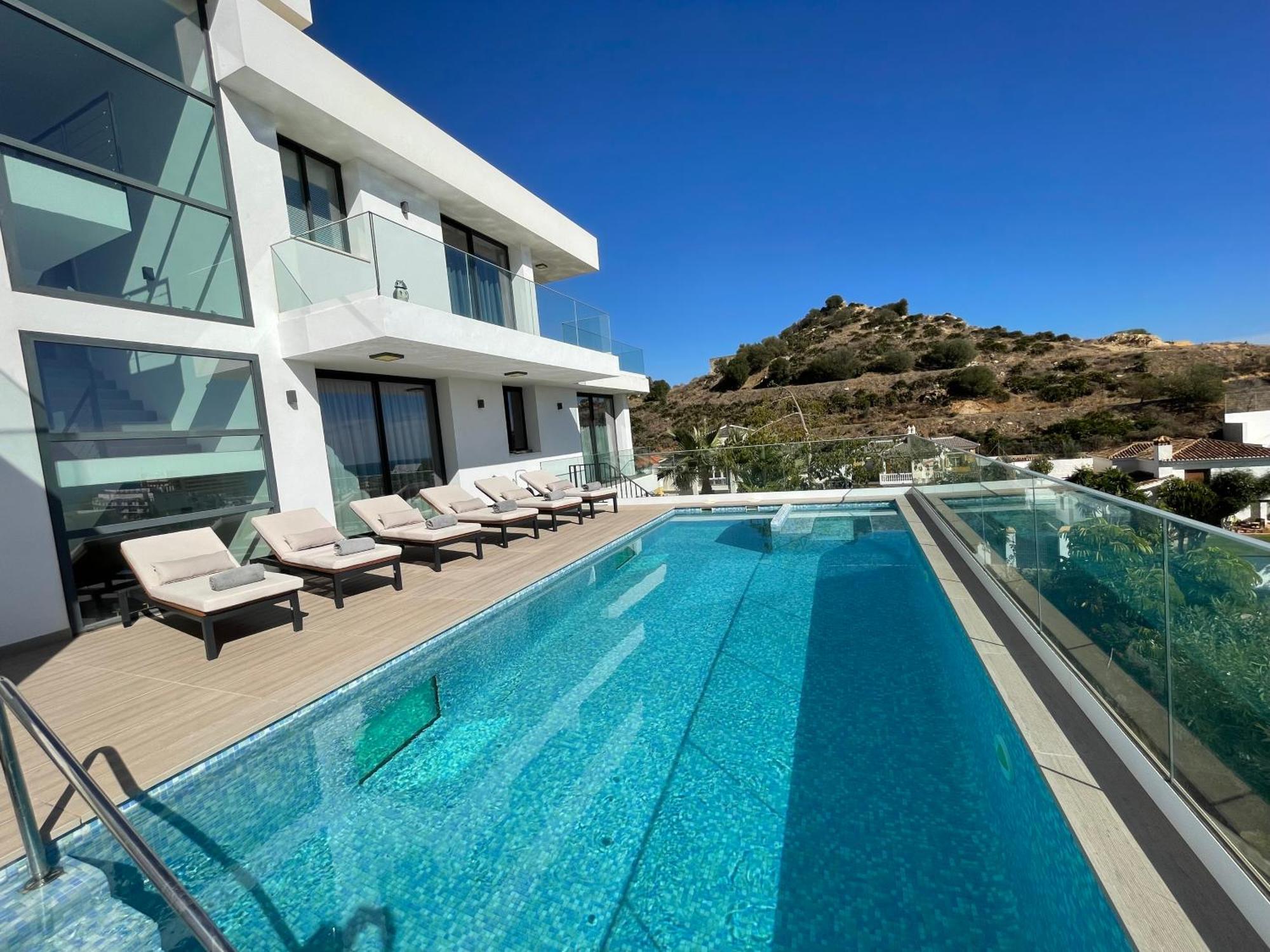Stunning In With Amazing Views, Pool And Large Gym Villa *