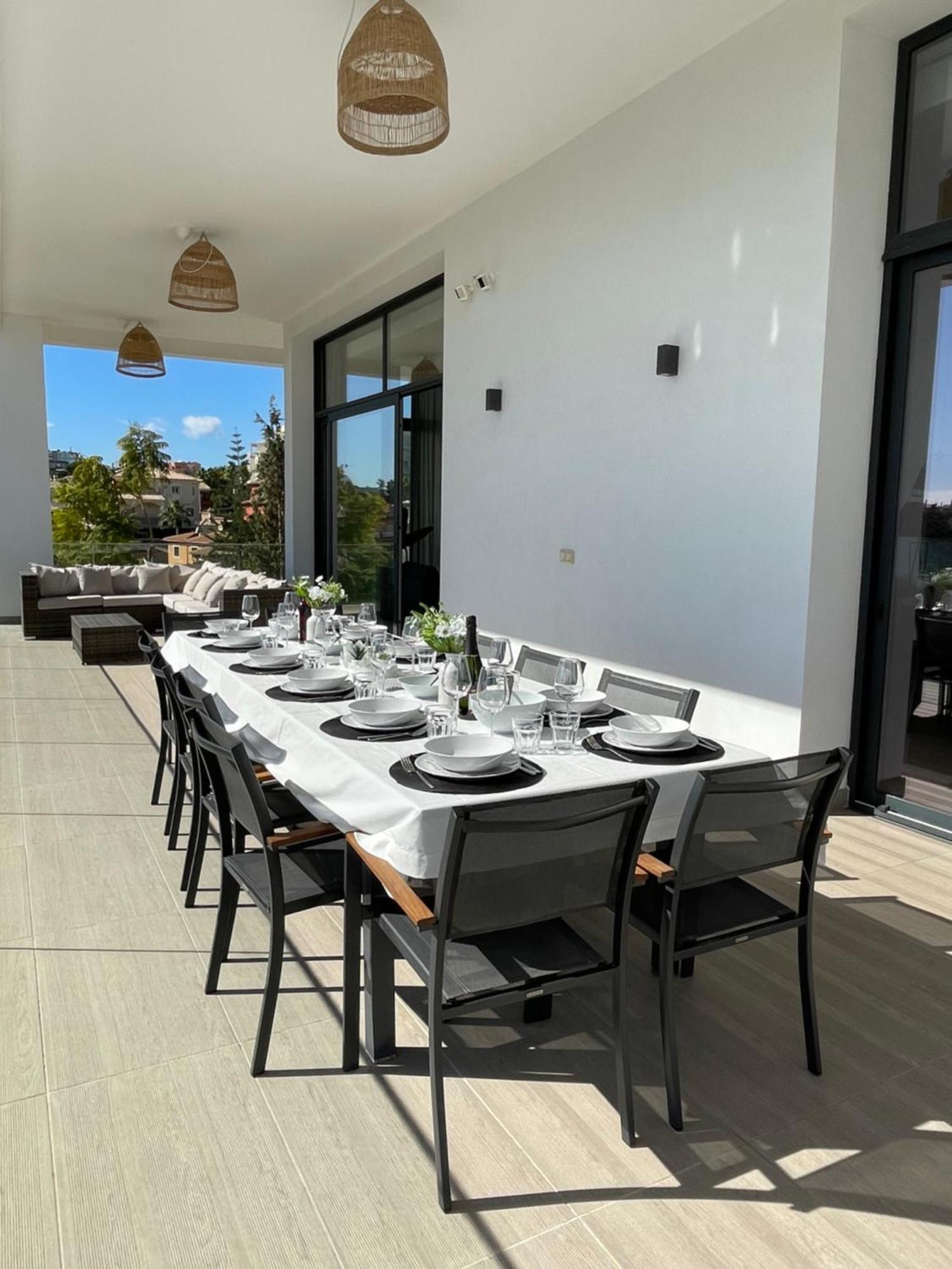 Stunning In With Amazing Views, Pool And Large Gym *