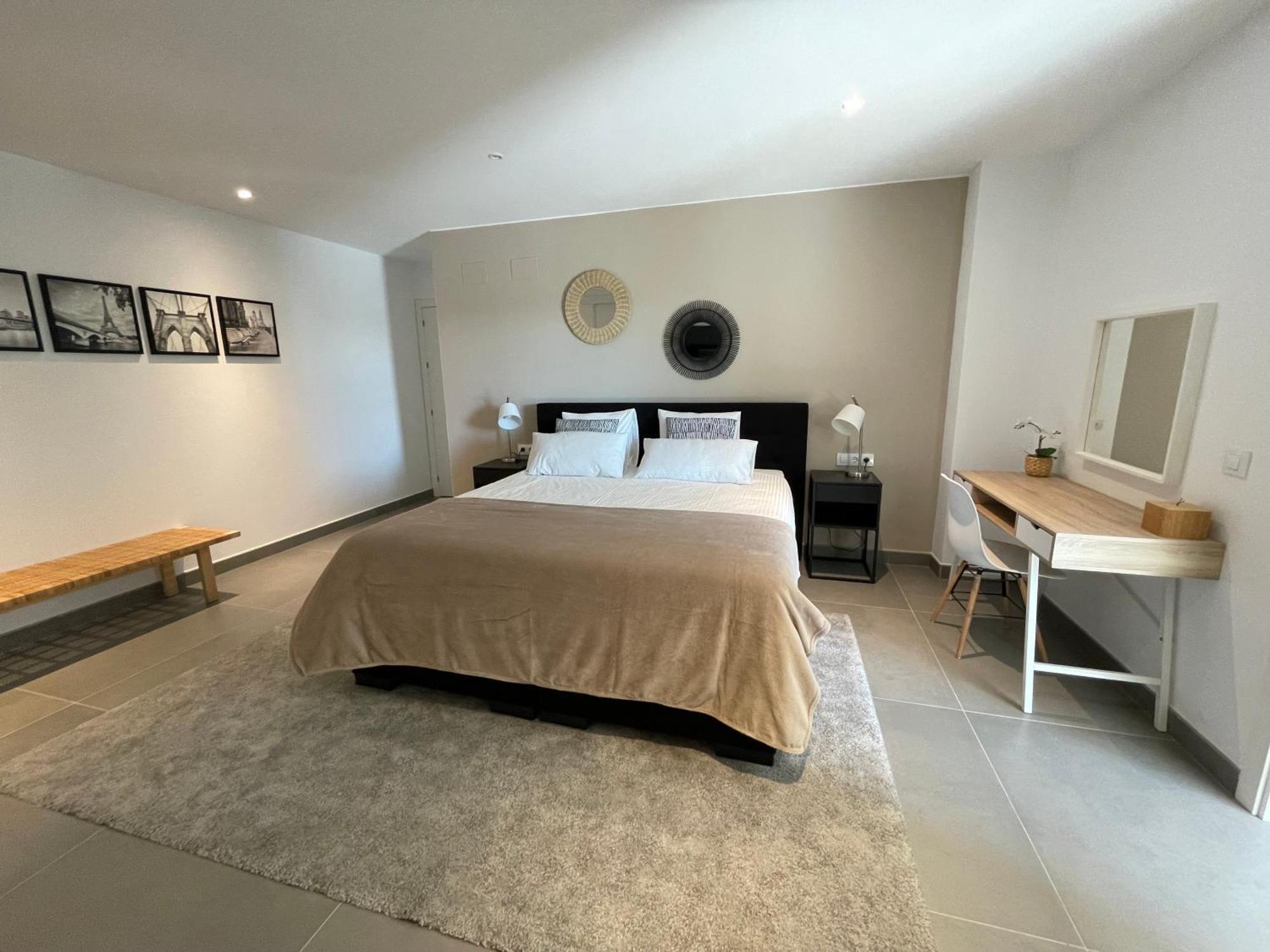 Stunning In With Amazing Views, Pool And Large Gym *