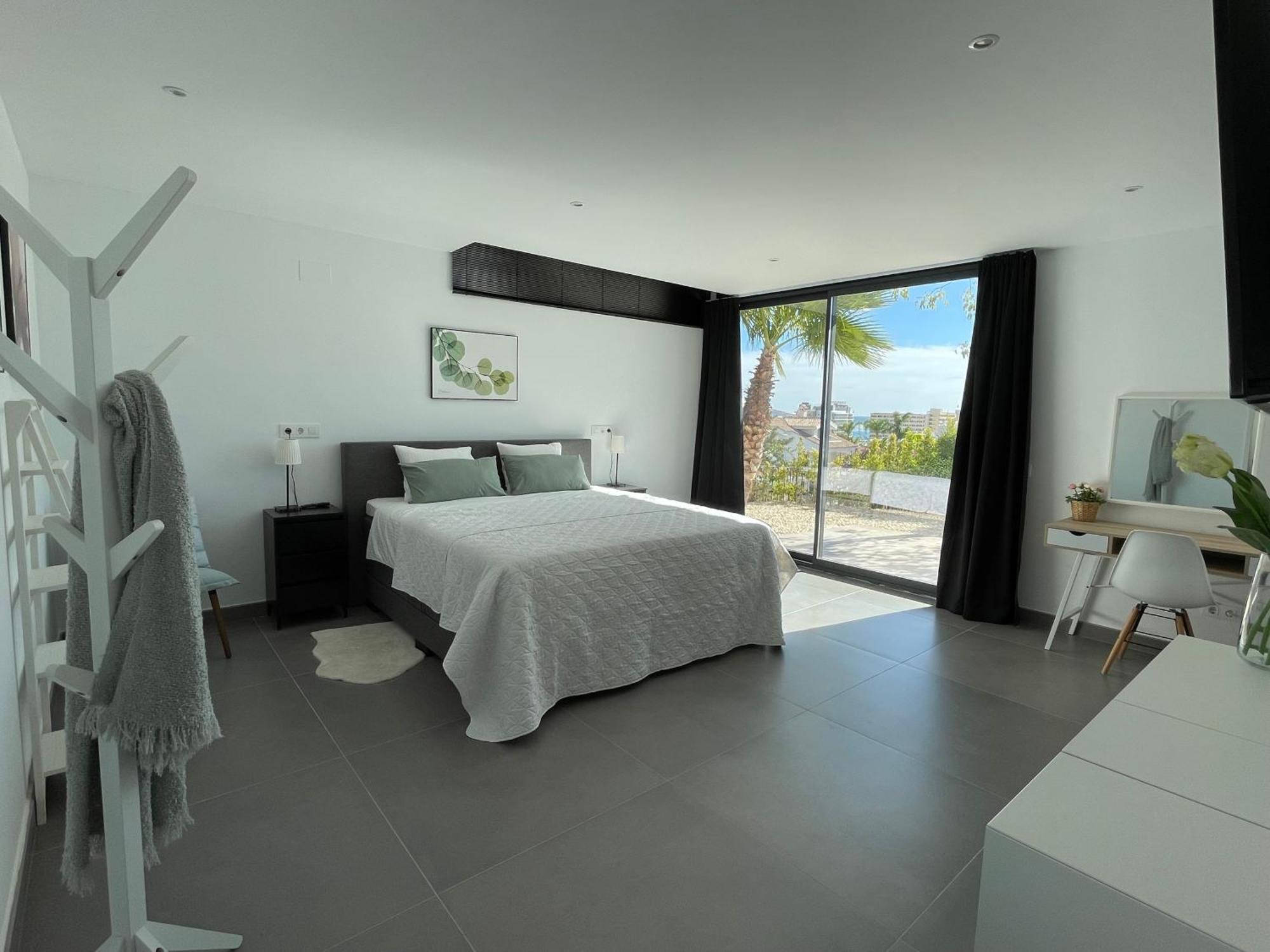 Stunning In With Amazing Views, Pool And Large Gym
