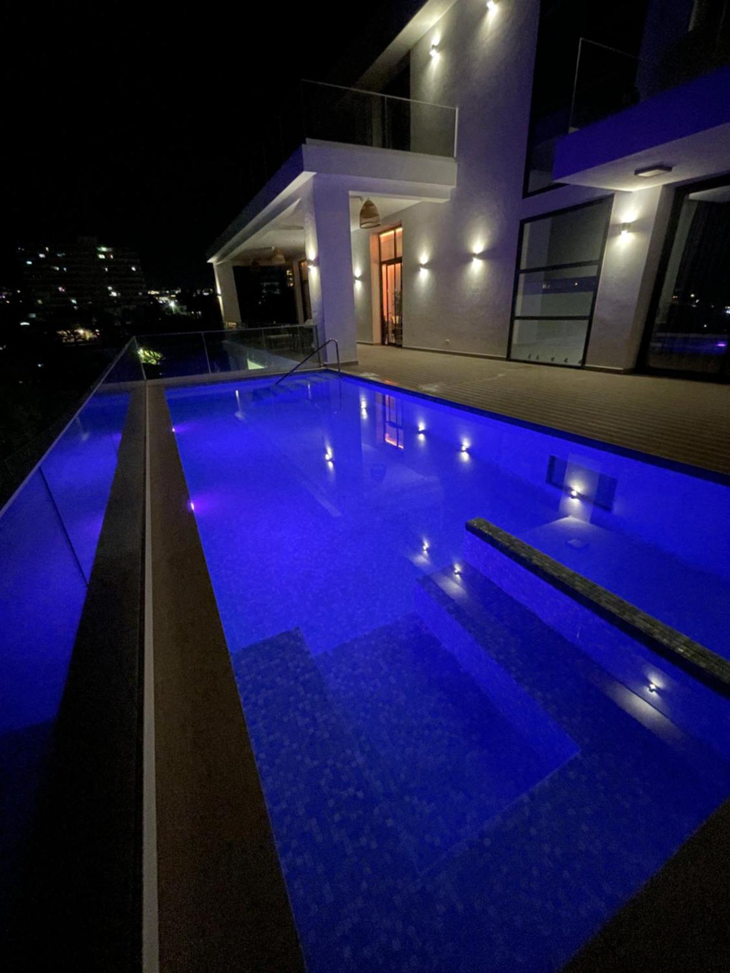 Stunning In With Amazing Views, Pool And Large Gym Villa