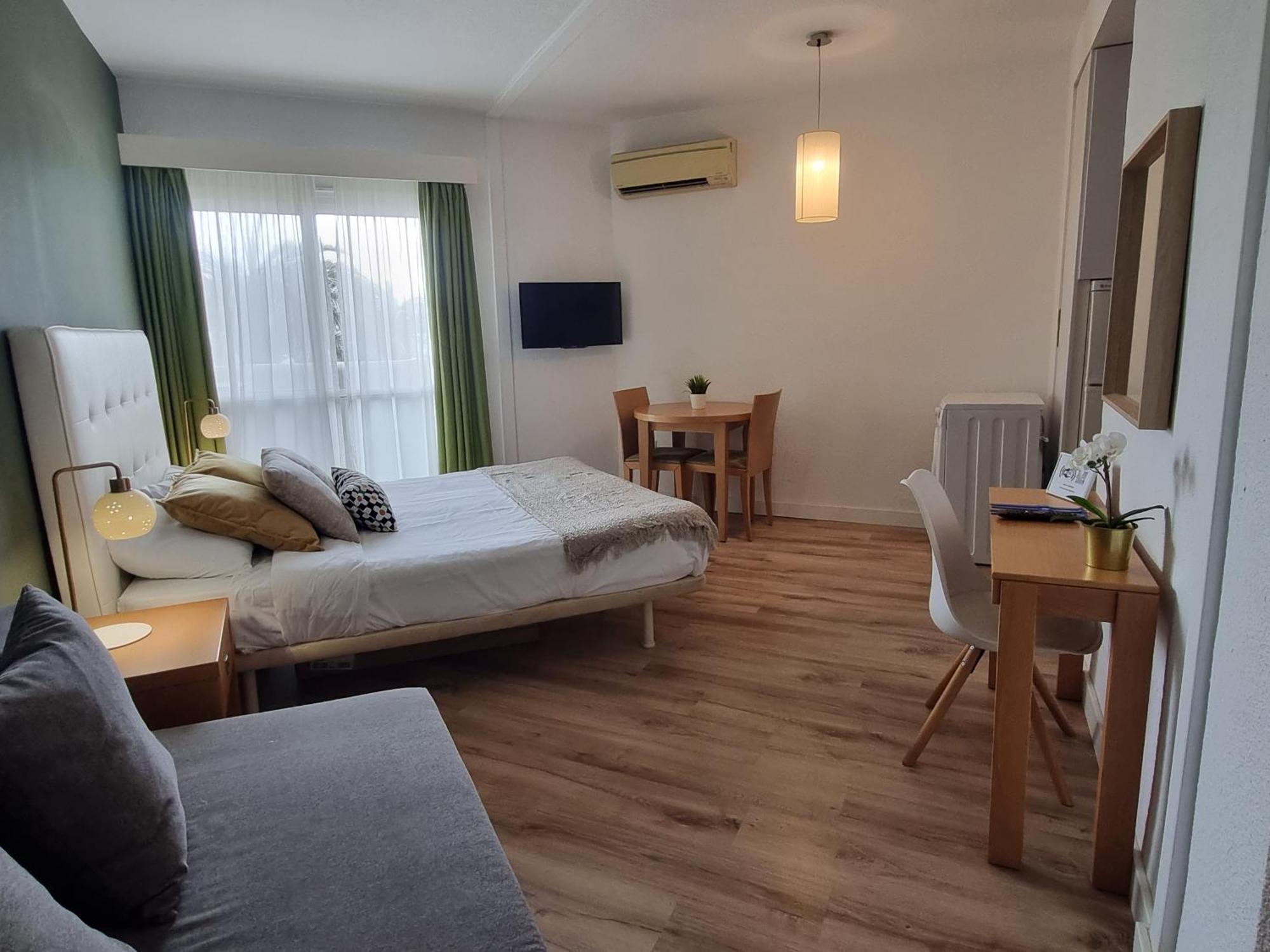 Benalbeach. 1º Linea De Playa. Apartment