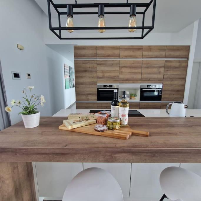 Stunning In With Amazing Views, Pool And Large Gym Villa *